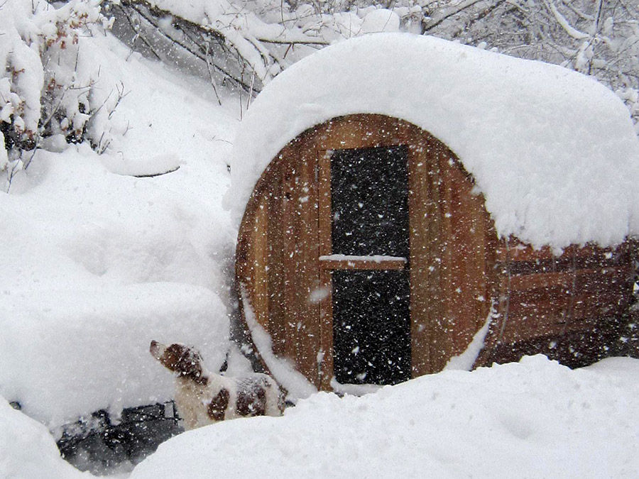 Un esempio di sauna a botte in esterno